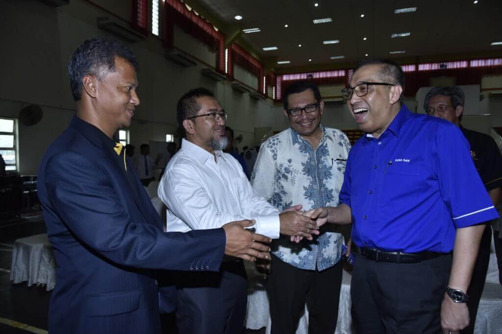 Salleh (kanan) bersalaman dengan mereka yang hadir. 