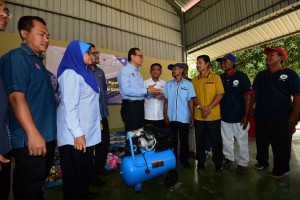Jabatan Penerangan Negeri Johor juga turut menyerahkan sumbangan mesin kompressor bernilai RM800 kepada Persatuan Nelayan Batu Pahat