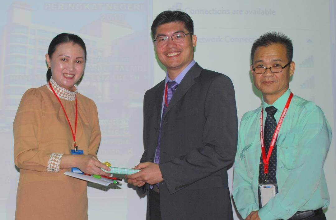 Dr. Irene menerima cenderakenangan daripada Dr. Niven (tengah) sejurus merasmikan kursus Primary Eye Care.
