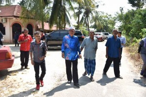 Azhar (dua dari kiri) mengiringi Penyelaras Dun Jelawat, Bachok, Mohd Radzuan Hamat sempena program KJK, di sini siang tadi.