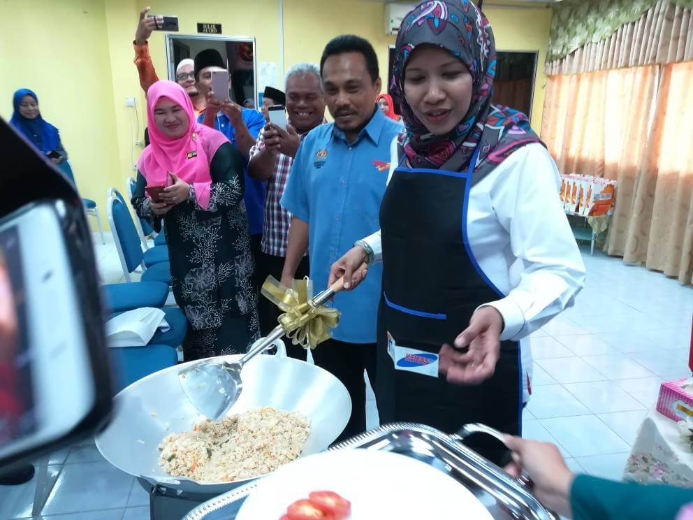NorSabrina menunjukkan bakat memasak beliau kepada peserta kursus