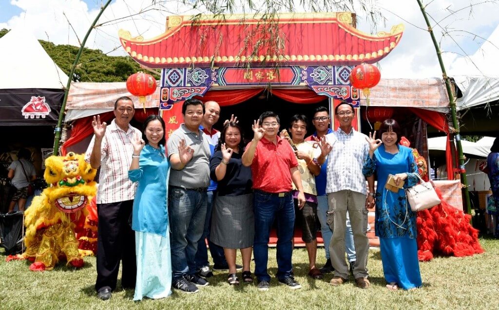 Etnik Cina yang turut membuka pameran dalam karnival tersebut.