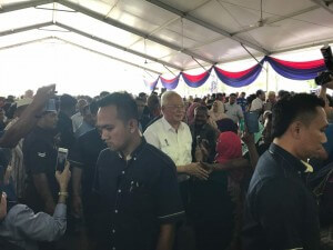 Ketibaan Najib disambut meriah 2000 pengunjung yang hadir.