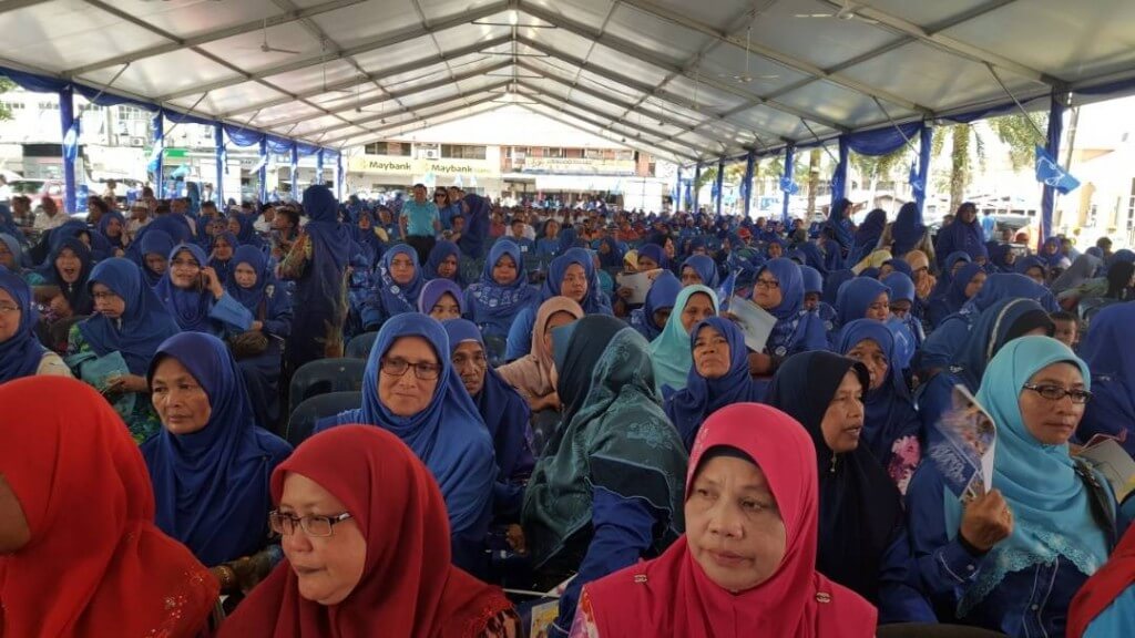 Sebahagian daripada pengunjung yang hadir sempena Pelancaran Manifesto Tambahan Barisan Nasional (BN) Negeri Terengganu dan Pelancaran Jentera BN Parlimen Hulu Terengganu, siang tadi.