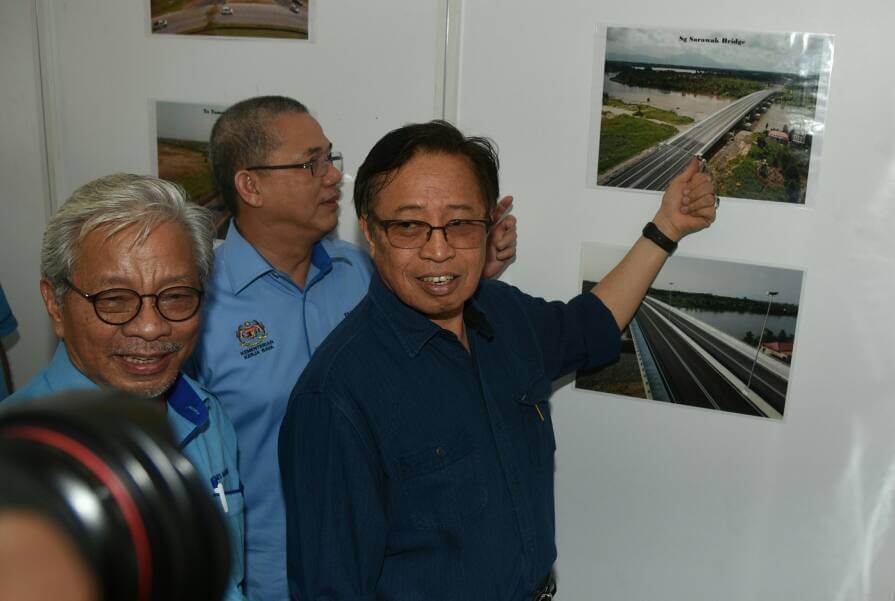 Abang Johari turut melawat pameran gambar yang menunjukkan Jambatan Tan Sri Dr. Sulaiman Daud.