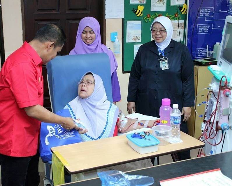 Datuk Tajudin meluangkan masa untuk melawat pesakit di wad Hospital Sik.