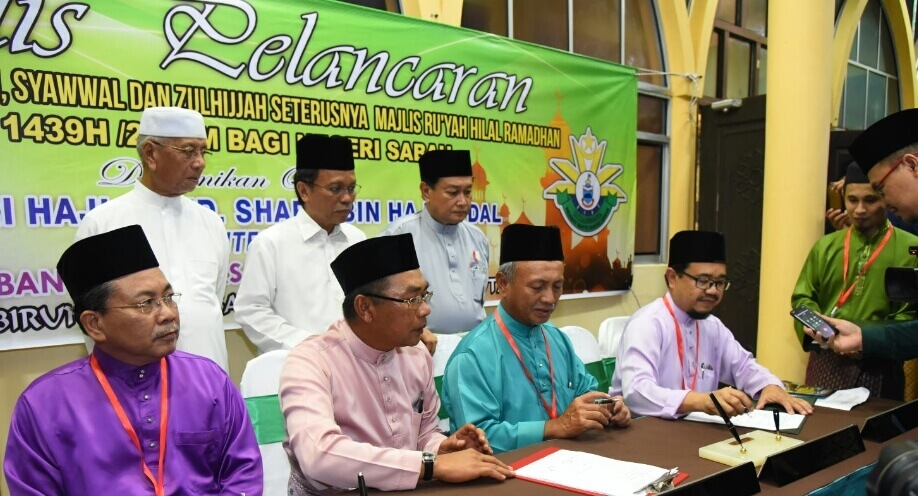 Ahli Jawatankuasa Majlis Melihat Anak Bulan Bagi Negeri Sabah Tahun 1439H/2018M mendatangani keputusan pengesahan pencerapan anak bulan.
