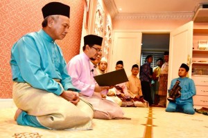 Mufti Kerajaan Negeri, Datuk Bongsu Aziz Jaafar (dua kiri) membacakan keputusan cerapan anak bulan Ramadan yang dilakukan di Balai Cerap Al-Biruni Tanjung Dumpil Putatan kepada TYT 