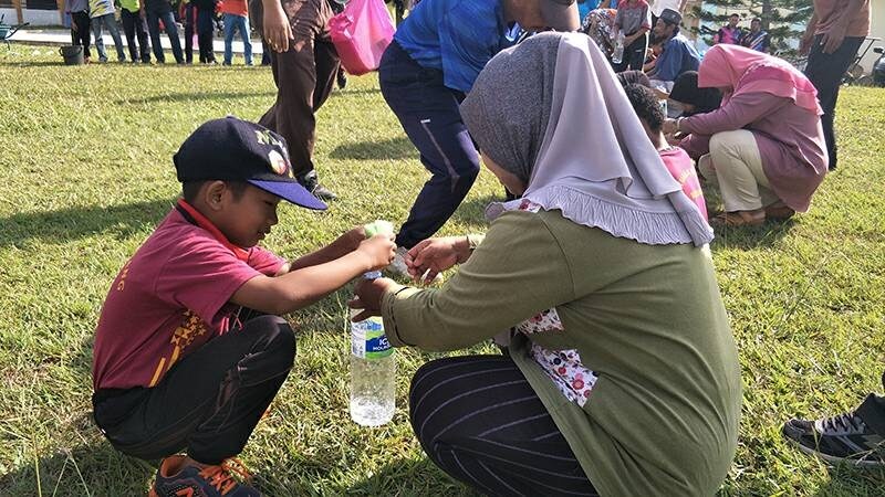 Murid-murid Pendidikan Khas mengambil bahagian dalam acara sukaneka bersama ibu masing-masing di Program Jelajah Pendidikan KPM SK Kuala Nerang