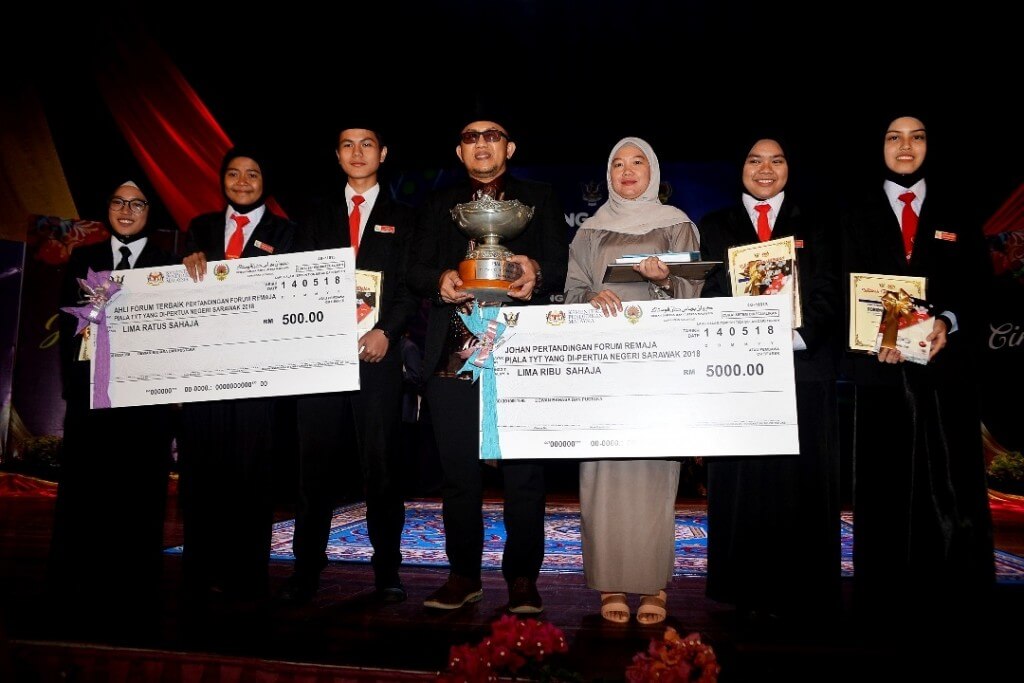 Johan Pertandingan dan Ahli Forum terbaik daripada SMK Oya Mukah merakam gambar kenangan bersama-sama hadiah kemenangan.