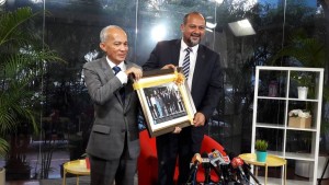 Cenderahati oleh Pengerusi BERNAMA Datuk Seri Azman Ujang kepada Gobind Singh Deo, Menteri Komunikasi dan Multimedia