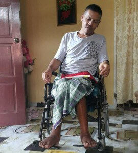 Razali teruja menerima kerusi roda baharu bagi menggantikan kerusi roda lamanya yang telah uzur. 