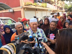 Zainal Abidin Mohd Yassin ketika di temubual wartawan.