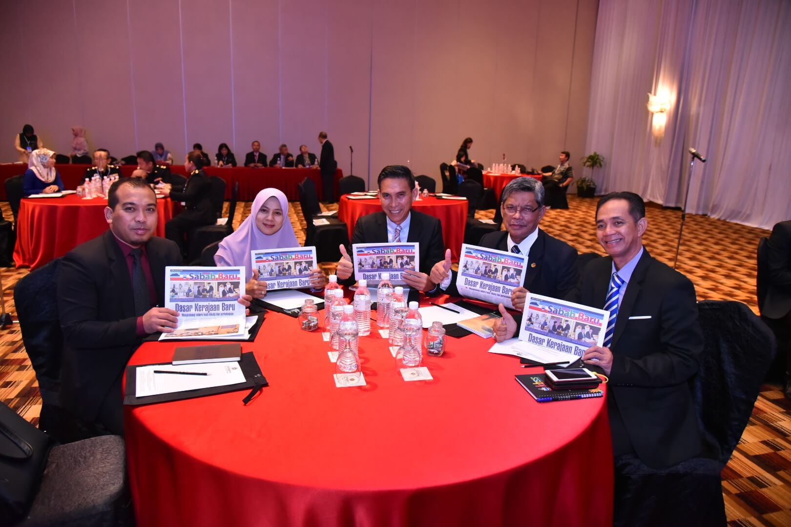Ahli Wakil Rakyat yang hadir menunjukkan Buletin Sabah Baru yang diedarkan di program tersebut.