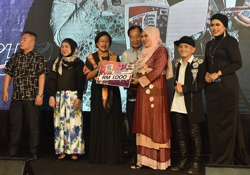 Persembahan Terbaik Anugerah Juara CLAS-11, Adin Hans (dua dari kanan), Santiana Ramli (kanan) dan penulis lirik 'Mimpikan Dia', Asfarina Mansor (tiga dari kanan) menerima mock cek daripada Jenifer.