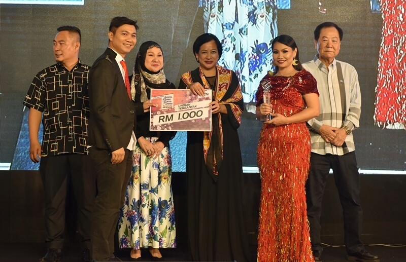 Penulis lirik dan lagu 'Gema Derita', Ateng (dua dari kiri) menerima Anugerah Lagu Undian Terbanyak FB sambil diperhatikan James (kanan), Jovita (dua kanan) dan Malinaziah (tiga dari kiri).?