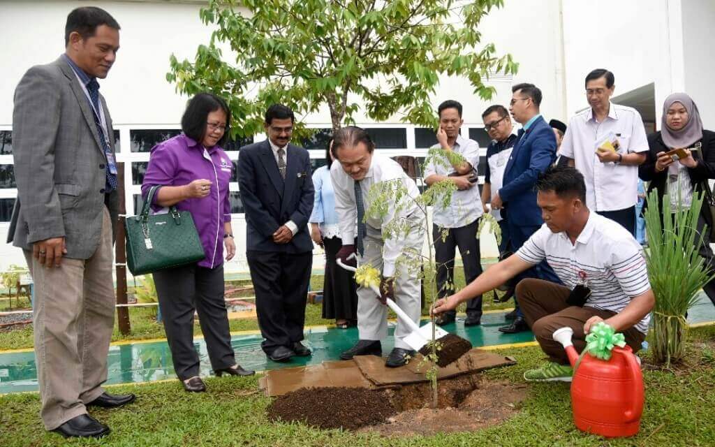 Stephen berkesempatan menanam Pokok Kenangan di Taman Herba