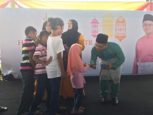 Amirudin turut menyampaikan sumbangan duit raya kepada kanak-kanak yang hadir.