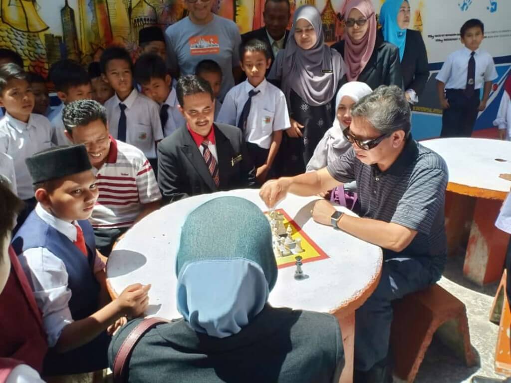 Datuk Ibrahim bermain chess bersama Mohd Aimi Zarif Zamzaidi, pelajar harapan SK Pulai