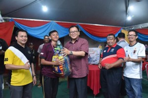 Eddin (tengah) menyampaikan hadiah kepada pemenang cabutan bertuah.