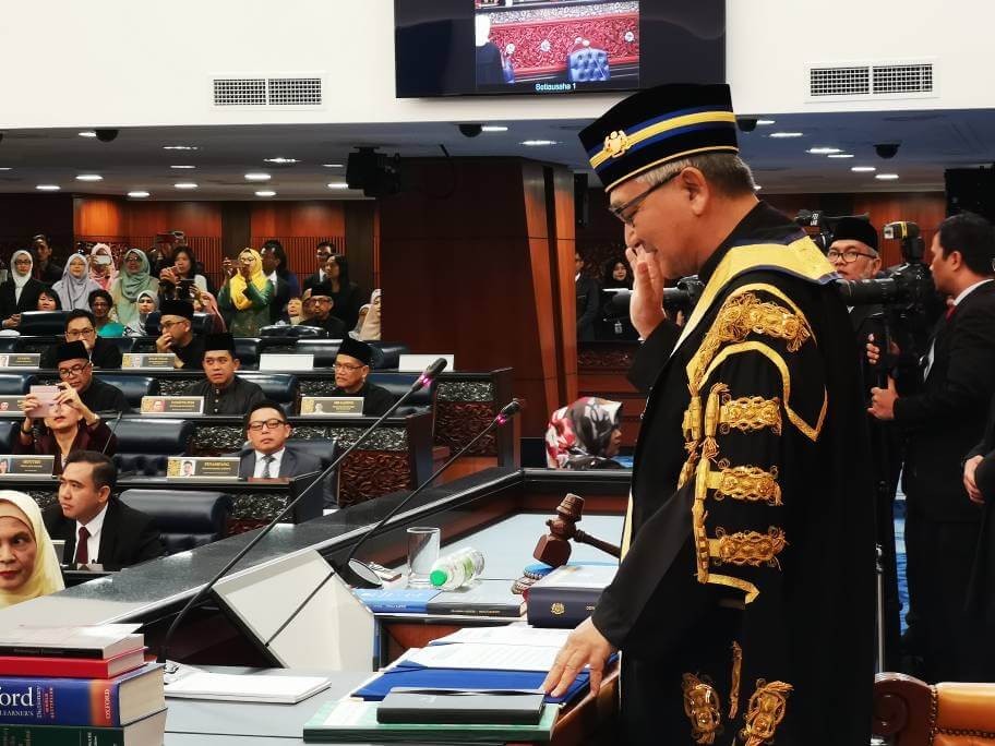 Mohamad Ariff Md Yunos ketika mengangkat sumpah sebagai Speaker Dewan Rakyat.