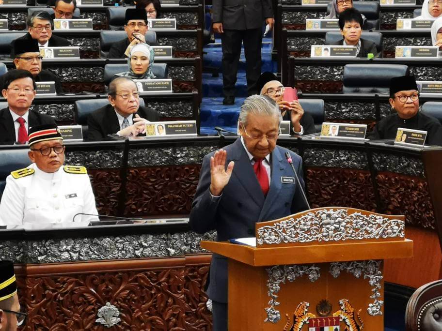 Tun Dr Mahathir mengetuai istiadat angkat sumpah Ahli Parlimen di Dewan Rakyat.