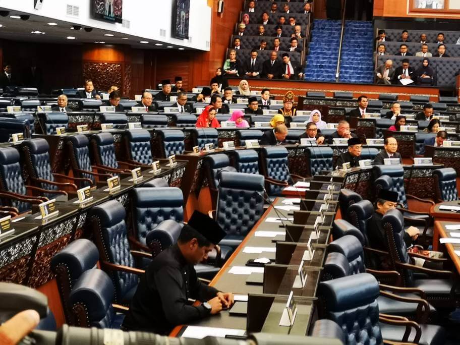 Kelihatan hanya Khairi Jamaludin dan Datuk Seri Anifah Aman di Dewan selepas Ahli Parlimen pembangkang yang lain bertindak keluar dewan sebagai tanda boikot pelantikan Speaker Dewan Rakyat