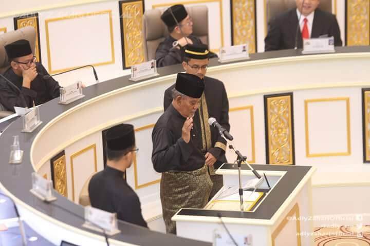 Omar Jaafar mengangkat sumpah sebagai Speaker DUN Melaka yang baharu. 