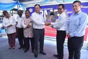 Penyampaian potret Perdana Menteri Malaysia dan Jalur Gemilang.
