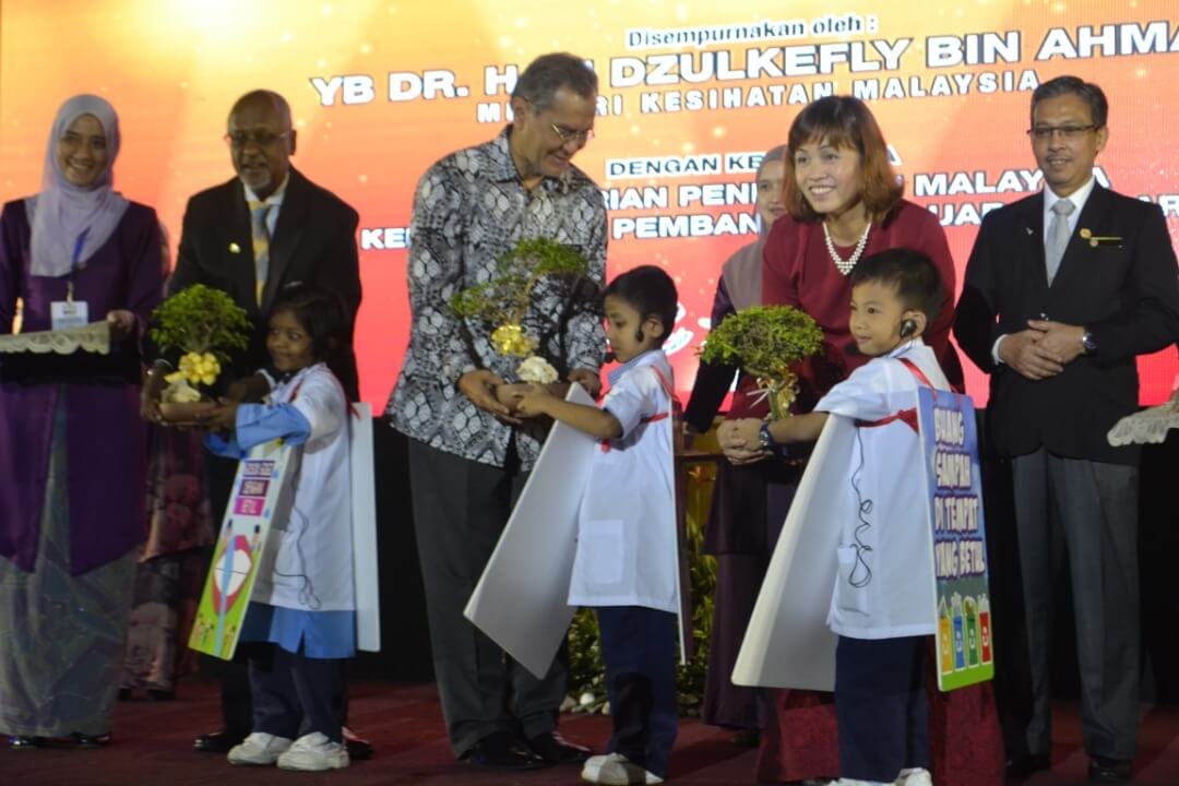 Dr Dzulkefly Ahmad (tiga dari kiri) menerima bonsai daripada kanak-kanak pra sekolah sebagai gimik perasmian Konvensyen HePiLI peringkat Kebangsaan di Gombak, hari ini.