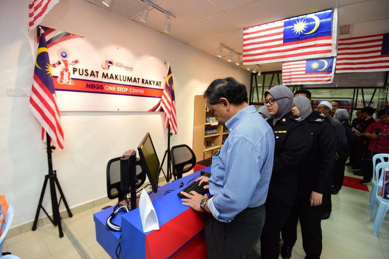 Seramai 30 orang wakil jabatan dan agensi kerajaan di UTC Johor menerima penyerahan Jalur Gemilang sebagai simbolik pelancaran Kempen KIbar Jalur Gemilang di UTC Johor.