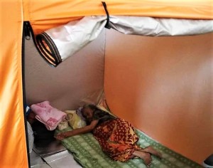 Kamduya berehat di dalam khemah yang disediakan untuknya.