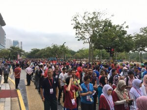 Perserta perbarisan bersedia di sepanjang Persiaran Perdana, Putrajaya