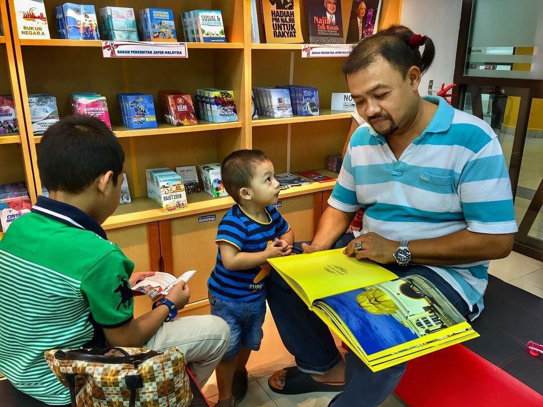 Ruang rehat di PMR UTC Johor boleh digunakan orang ramai yang mempunyai urusan di sini sambil membaca bahan penerbitan Jabatan Penerangan Malaysia. – Hashim Sha’ri.