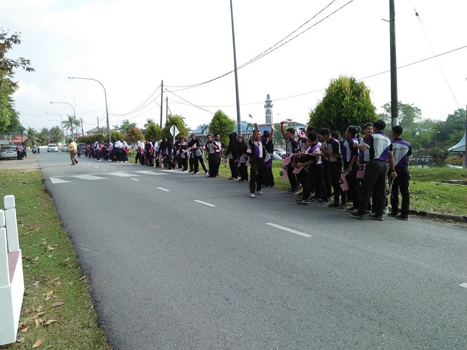 Pelajar sekolah menunggu ketibaan konvoi KMJG 2018 