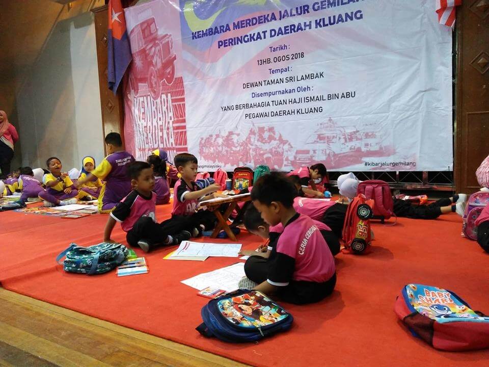 Pertandingan Merwarna Kanak - kanak berlangsung sementara menunggu Konvoi KMJG 2018 tiba 