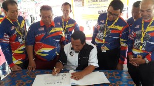 YB Ir Saiful Azmi b . Suhaili menandatangani buku autograf Jabatan Penerangan Malaysia