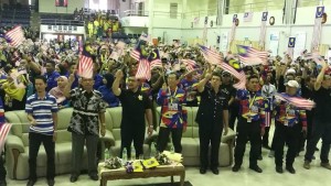 Nyanyian Lagu Jalur Gemilang oleh tetamu dan mahasiswa