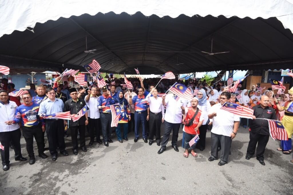Peserta konvoi dan orang ramai bersemangat melaungkan “Sayangi Malaysiaku” 