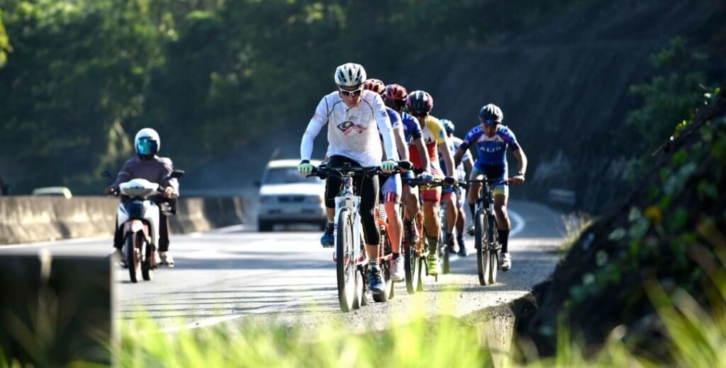 AI Jo Riders mengiringi Richard menempuhi cabaran mengharungi Bukit Kelawat, Kota Belud.
