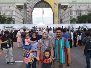 Sharifah Rodziah Syed Jalaluddin bersama keluarga memeriahkan sambutan raptai kemerdekaan ke-61 di Putrajaya