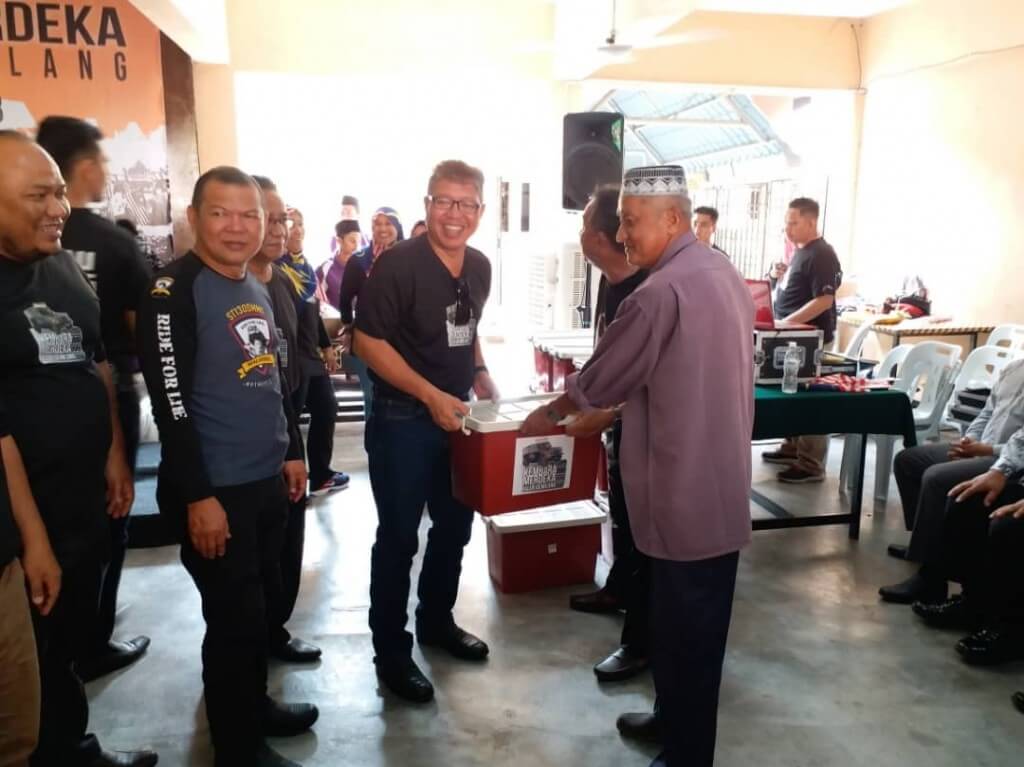 Ketua Pengarah Jabatan Penerangan Malaysia menyampaikan sumbangan kepada 18 pesara Polis dan Tentera di SMK Teluk Kumbar II