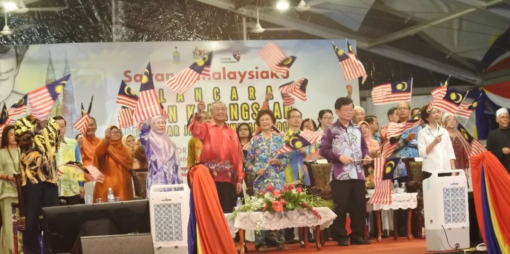 Tun Dr. Mahathir mengibarkan Jalur Gemilang bersama 35000 hadirin