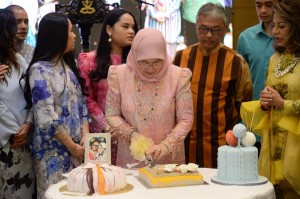  Kejutan sempena sambutan Hari Lahir KYDTM Tengku Puan Pahang bersama keluarga.