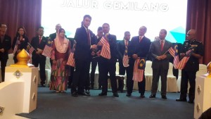 Adly Zahari menyerahkan Jalur Gemilang kepada kepimpinan kerajaan negeri Melaka