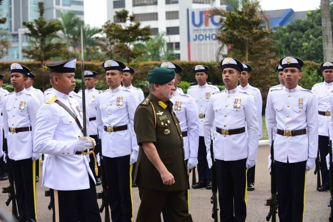 Sultan Johor berkenan memeriksa perbarisan Askar Timbalan Setia Negeri Johor
