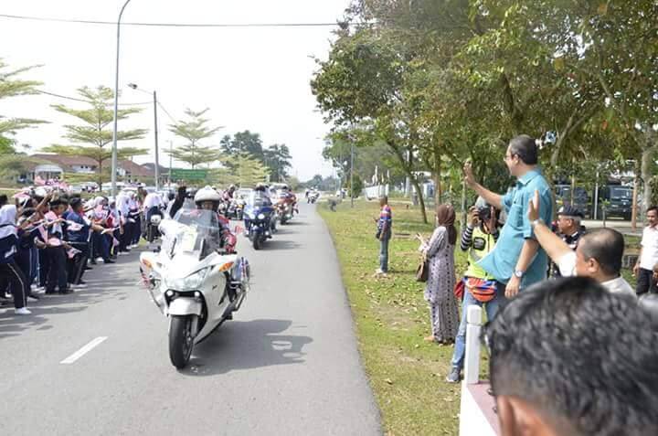 Ketibaan Konvoi KMJG 2018 ke Kluang di sambut oleh Pegawai Daerah Kluang.