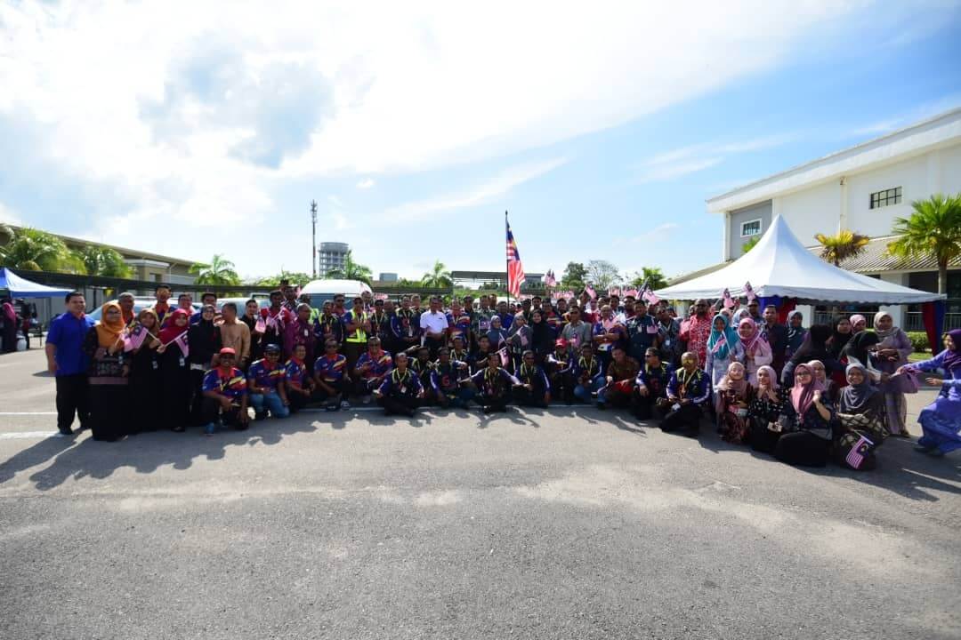 Peserta- perserta konvoi KMJG 2018 Jabatan Penerangan Malaysia bergambar bersama Jamil Hasni Abdullah 