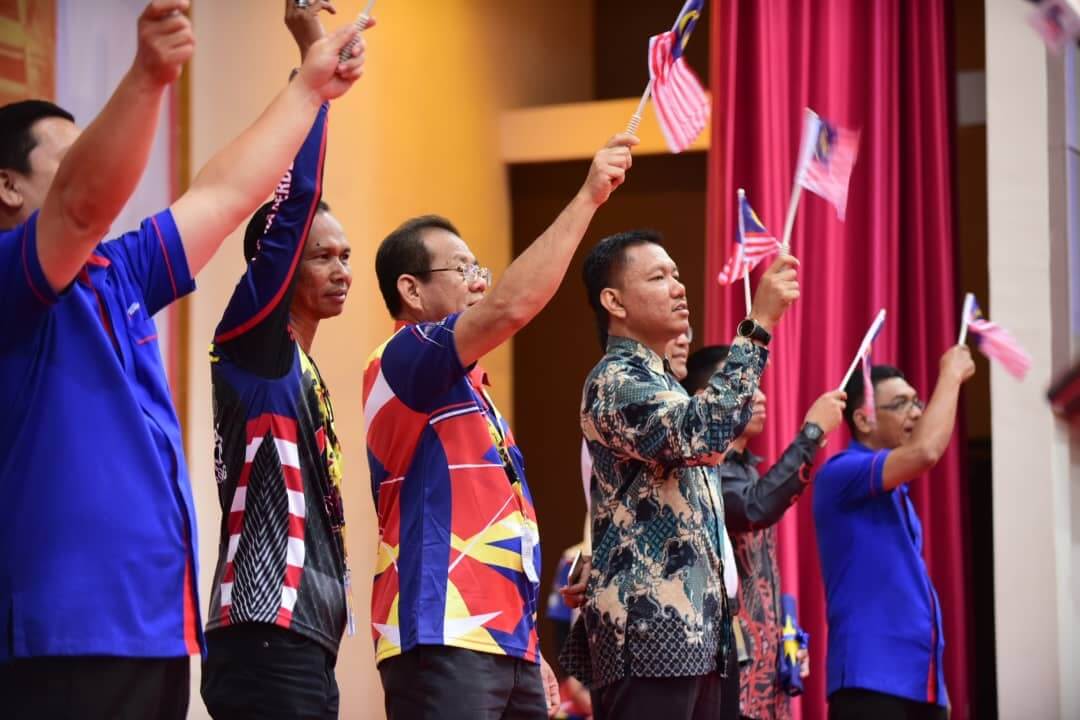 Wakil rasmi Pegawai Daerah Mersing, Jamil Hasni Abdullah, Penolong Pengarah Jabatan Penerangan Malaysia selaku Ketua Konvoi KMJG 2018 bersemangat mengibar jalur gemilang semasa menyanyikan lagu patriotik 