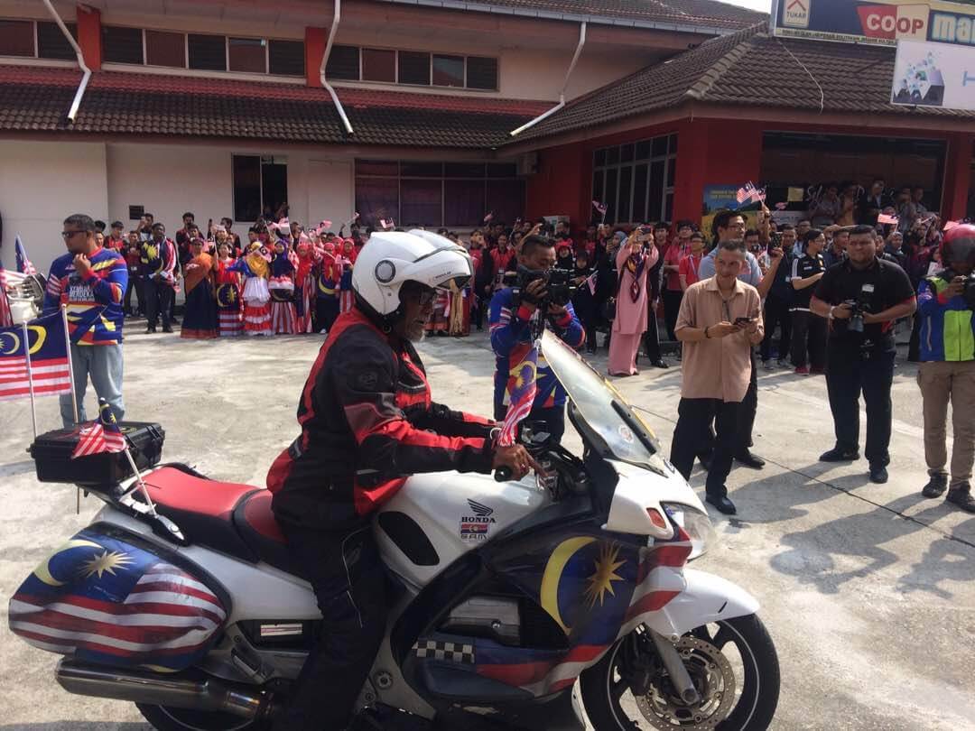 Mohammad Ismail menunggang motosikal berkuasa tinggi memulakan perjalanan ke destinasi seterusnya.
